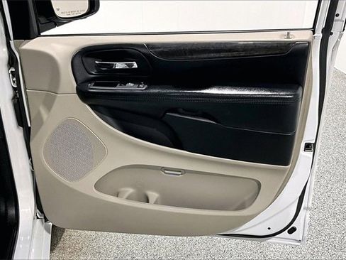 Used 2019 Dodge Grand Caravan SE w/ UConnect Hands-Free Group image 30