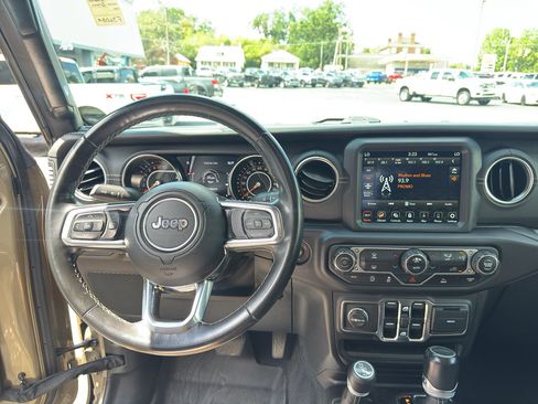 Used 2020 Jeep Gladiator Overland w/ Popular Equipment Package AWD/4WD image 11