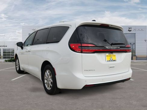 New 2027 Chrysler Pacifica Select FWD image 3