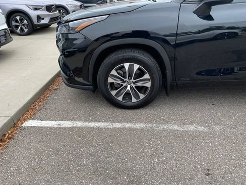 Used 2022 Toyota Highlander XLE AWD/4WD image 3