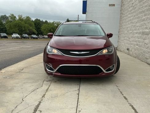 Used 2018 Chrysler Pacifica Touring-L Plus FWD image 9