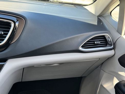 Used 2018 Chrysler Pacifica Touring-L Plus FWD image 20