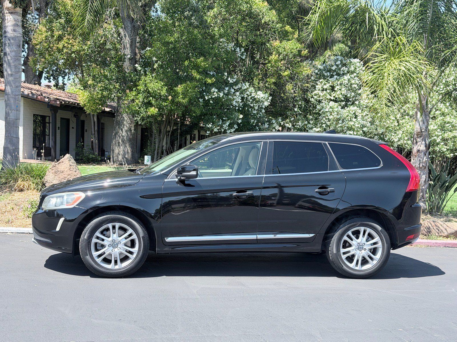 Used 2016 Volvo XC60 T5 Premier FWD image 2