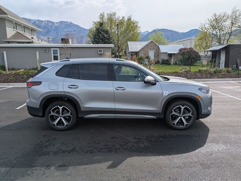 New 2026 Volkswagen Tiguan SE image 2