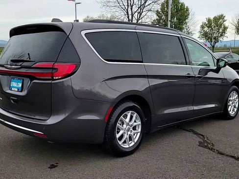 Used 2022 Chrysler Pacifica Touring-L image 8