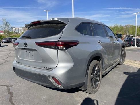 Used 2023 Toyota Highlander XLE AWD/4WD image 4