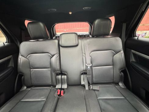 Used 2017 Ford Explorer XLT w/ Equipment Group 202A AWD/4WD image 16