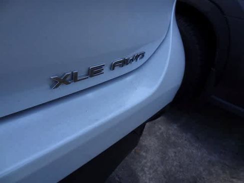 Used 2024 Toyota Highlander XLE image 7