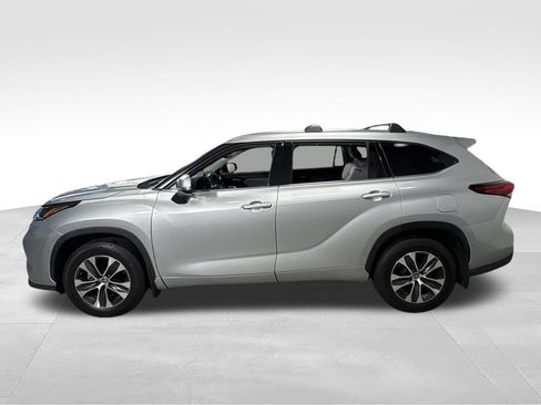 Used 2021 Toyota Highlander XLE AWD/4WD image 6