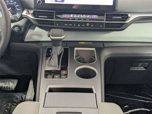 Used 2025 Toyota Sienna XLE w/ XLE Plus Package FWD image 40