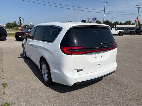 New 2027 Chrysler Pacifica Select FWD image 4