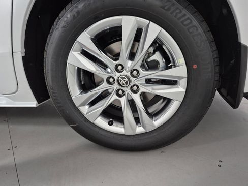 New 2026 Toyota Sienna XLE image 13