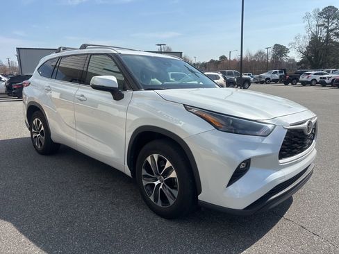 Used 2022 Toyota Highlander XLE image 9