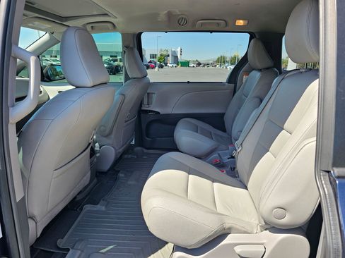 Used 2018 Toyota Sienna XLE w/ XLE Navigation Package FWD image 15
