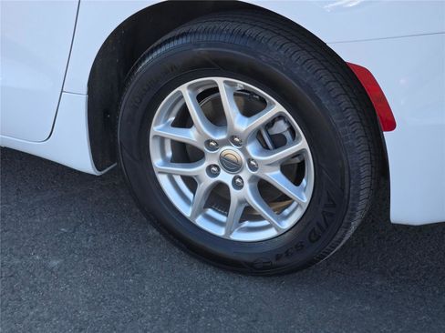 Certified 2025 Chrysler Pacifica Select image 18