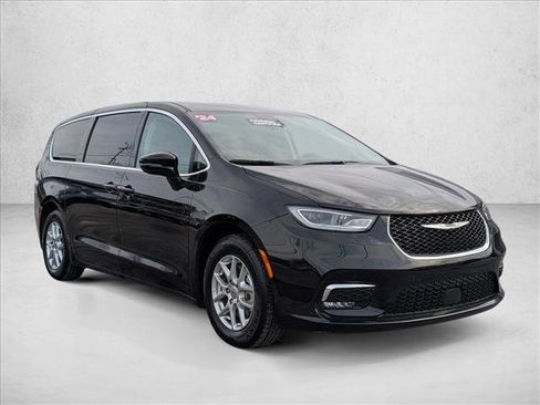 Used 2024 Chrysler Pacifica Touring-L image 3