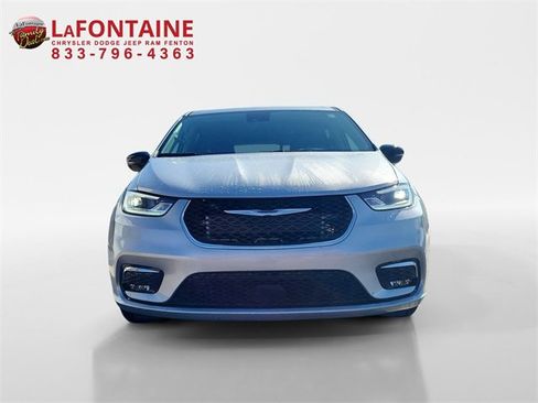 Used 2024 Chrysler Pacifica Touring-L image 2