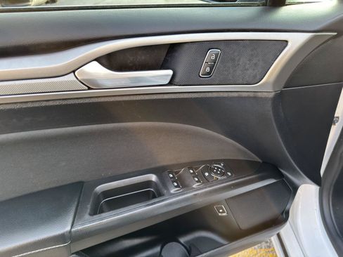 Used 2019 Ford Fusion SE FWD image 15