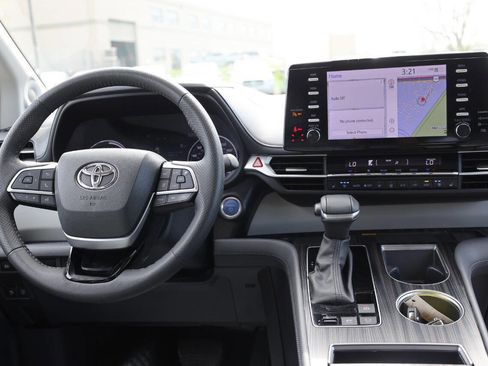 Used 2023 Toyota Sienna Limited AWD/4WD image 23