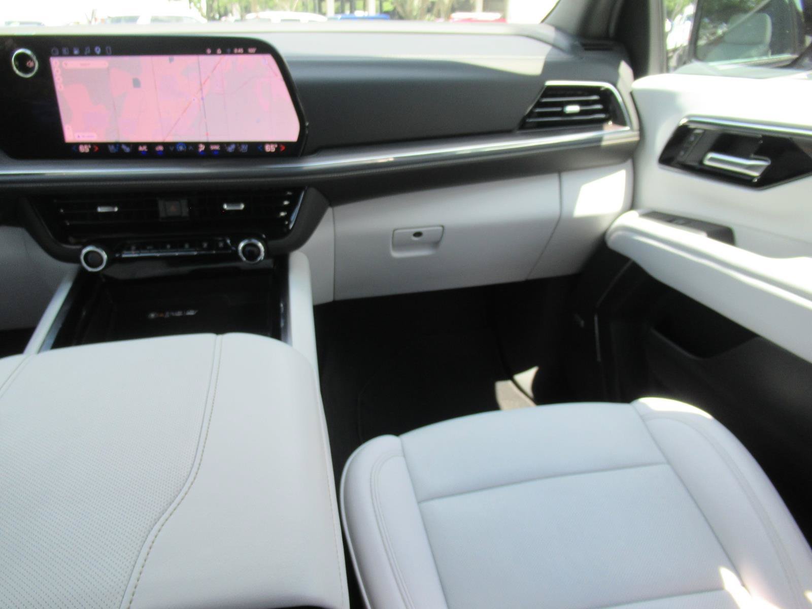 Used 2026 Chevrolet Suburban Premier AWD/4WD image 14