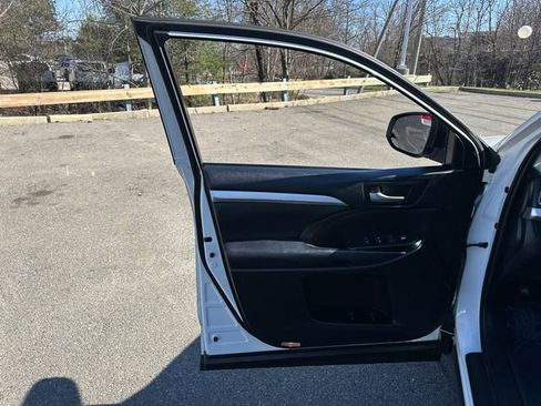 Used 2019 Toyota Highlander XLE image 29