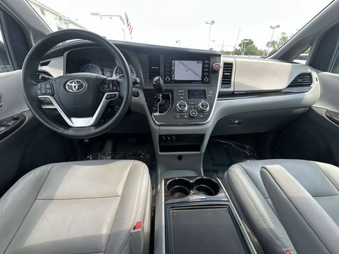 Used 2018 Toyota Sienna XLE w/ XLE Navigation Package FWD image 30
