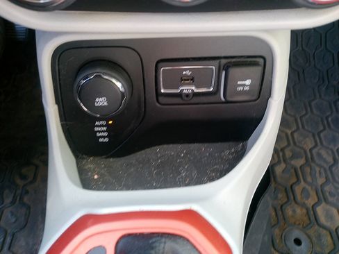 Used 2015 Jeep Renegade Limited AWD/4WD image 36