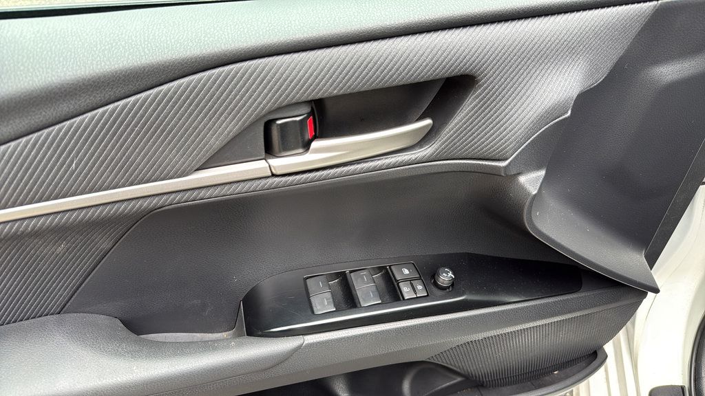 Used 2025 Toyota Camry SE FWD image 11