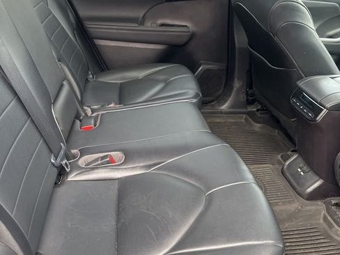 Used 2021 Toyota Highlander XLE AWD/4WD image 11