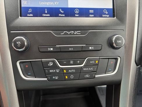 Used 2020 Ford Fusion SE FWD image 26