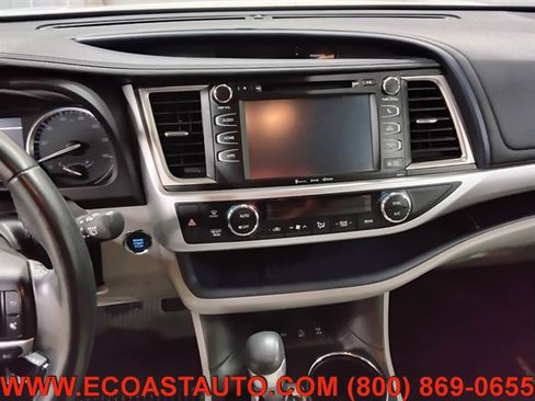 Used 2018 Toyota Highlander XLE AWD/4WD image 12