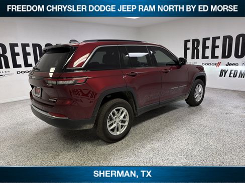 Used 2025 Jeep Grand Cherokee Laredo X AWD/4WD image 4