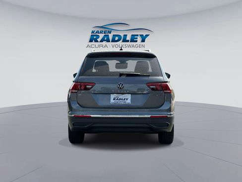 Certified 2024 Volkswagen Tiguan SE image 3