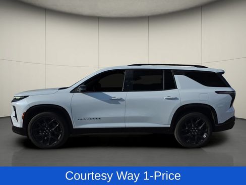 Used 2026 Chevrolet Traverse RS w/ LPO, Floor Liner Package FWD image 5