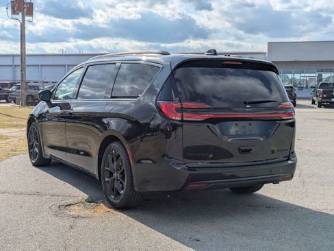 Used 2025 Chrysler Pacifica Limited FWD image 5