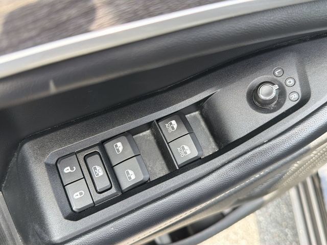 Used 2023 Jeep Grand Cherokee Limited w/ Black Appearance Package AWD/4WD image 32