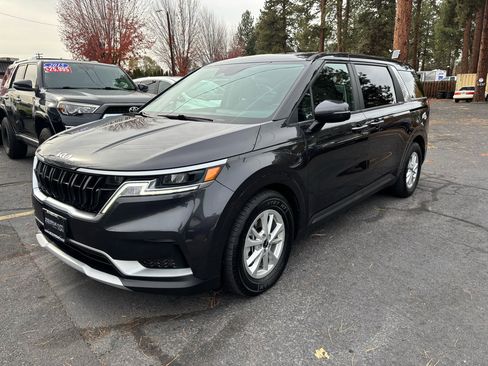 Used 2022 Kia Carnival LX image 1