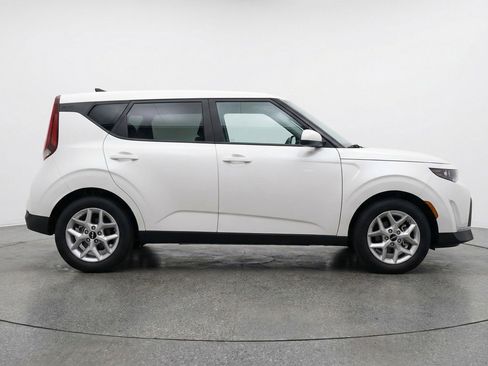 Used 2025 Kia Soul LX w/ LX Technology Package image 11