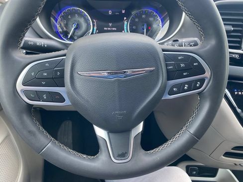 Used 2023 Chrysler Pacifica Touring-L FWD image 7
