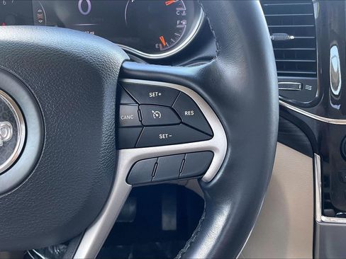 Used 2022 Jeep Grand Cherokee Laredo E AWD/4WD image 17