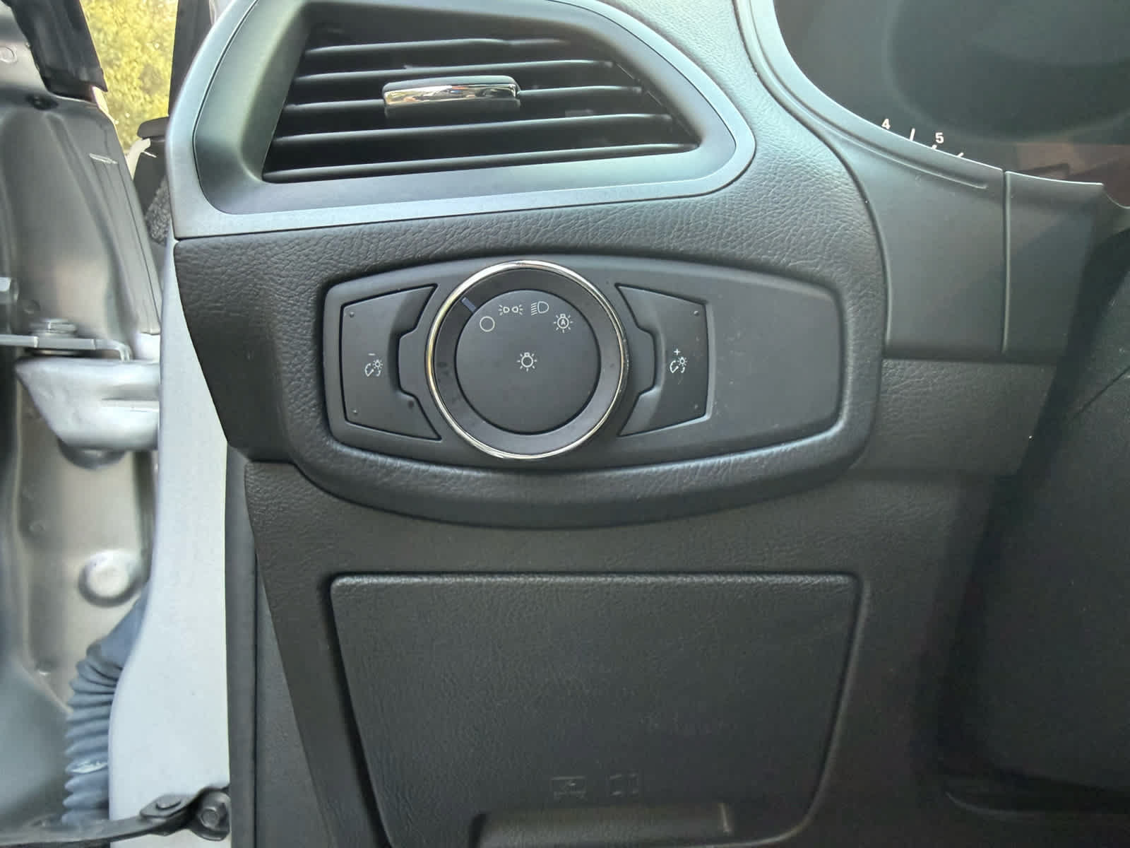 Used 2018 Ford Edge SE FWD image 13