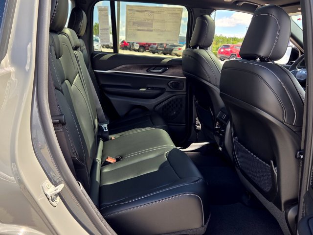New 2027 Jeep Grand Cherokee Limited AWD/4WD image 16