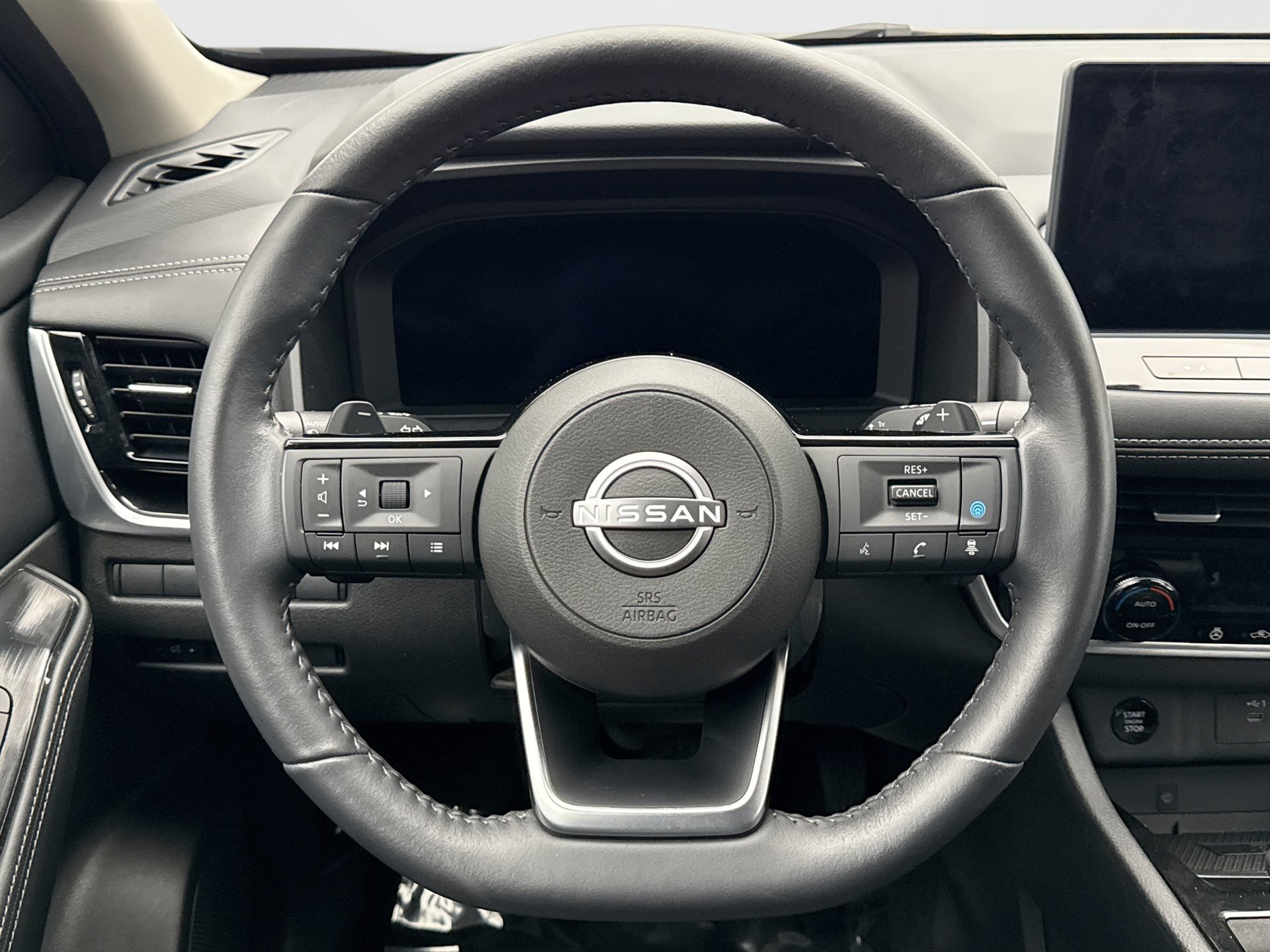 Used 2024 Nissan Rogue SL AWD/4WD image 12
