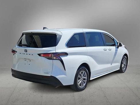Used 2023 Toyota Sienna LE image 8