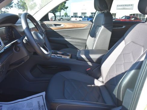 Used 2025 Volkswagen Atlas SE w/ Panoramic Sunroof Package FWD image 14