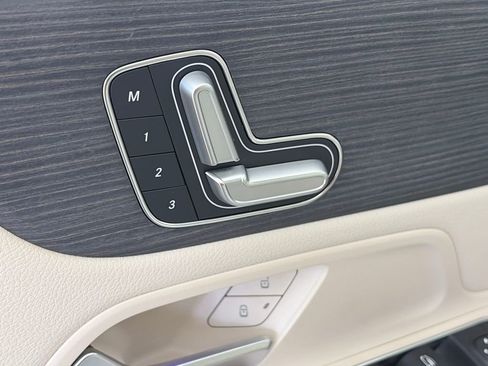 Used 2023 Mercedes-Benz EQB 300 4MATIC image 25