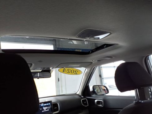 Certified 2024 Hyundai Venue SEL image 15