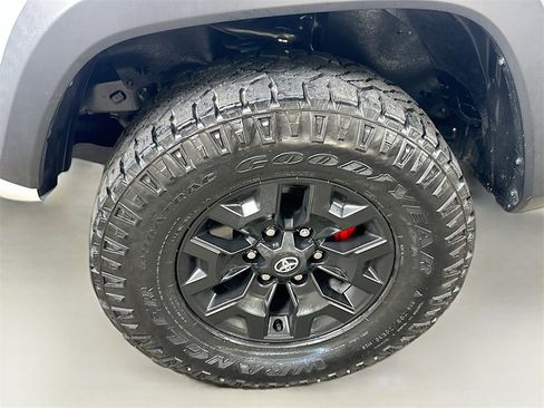 Used 2022 Toyota Tacoma TRD Off-Road image 8