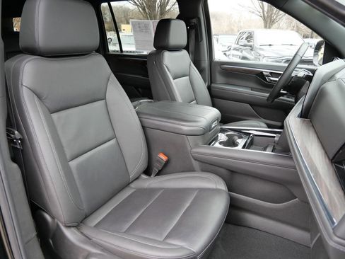 Used 2025 Chevrolet Suburban Z71 AWD/4WD image 15