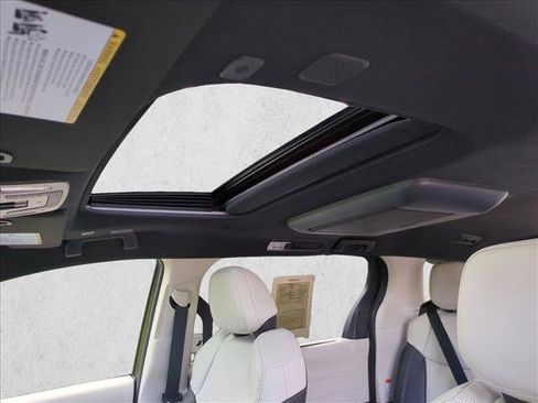 Used 2025 Toyota Sienna Platinum image 15